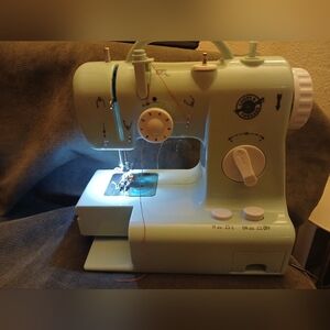 Loops 4 Threads Mint Green Sewing Machine